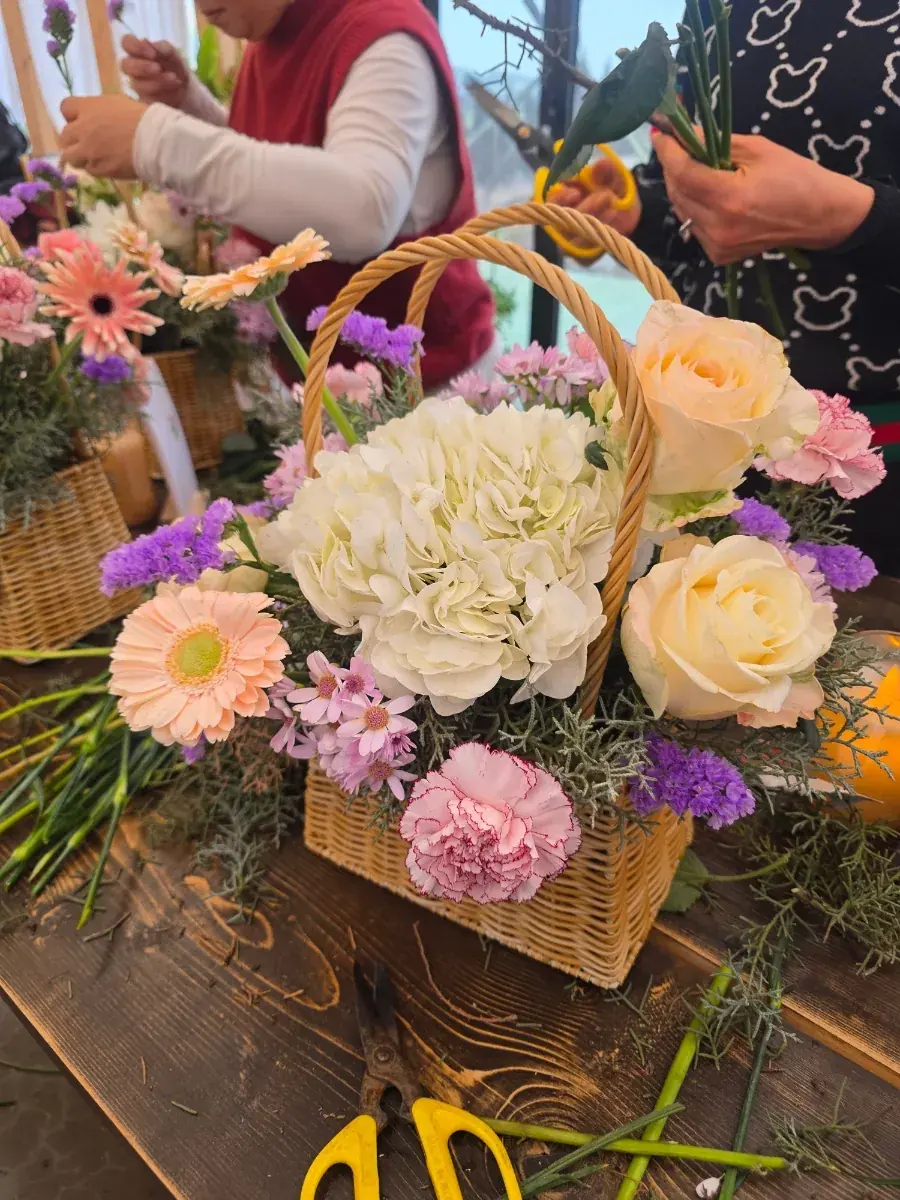 계절 꽃으로 만든 꽃바구니